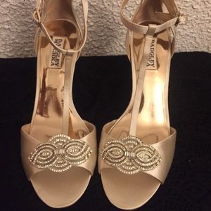 Badgley Mischka Ivory T strap Wedges